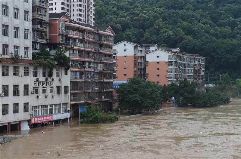 受水災影響,重慶多處沿江公路被淹,鐵軌中斷,重慶綦江濱江路一樓商舖全被水淹沒,多處發生土石流。(中新社提供)