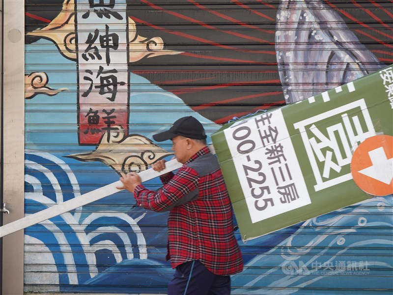 根據統計,受到疫情影響,今年5月初次認定核付失業給付的件數已達1萬3623件,是繼98年7月的1萬5208件以來10年新高。圖為舉牌民眾。(中央社檔案照片)