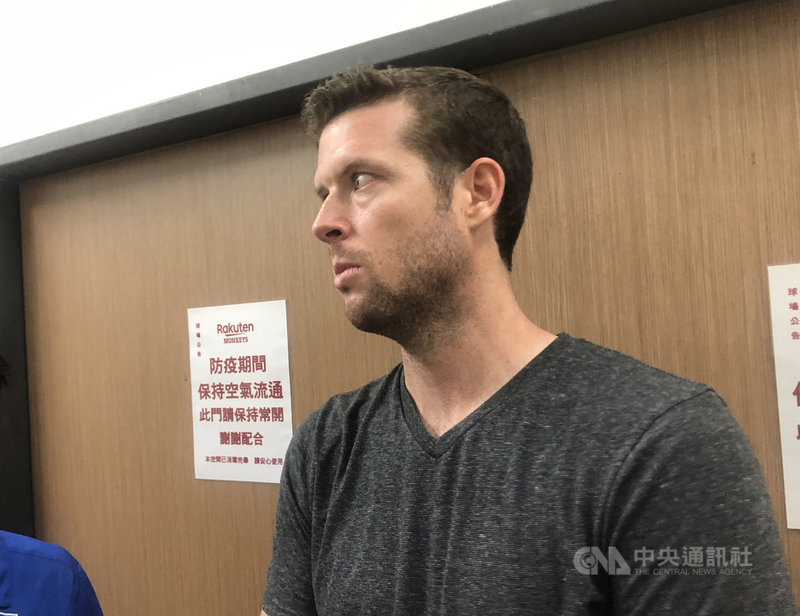 中職富邦悍將隊與樂天桃猿隊23日在桃園球場交手,悍將洋投羅力7局優質先發,飆出8次三振,率隊以11比4奪勝,中止團隊近期2連敗,賽後也獲選單場MVP。中央社記者謝靜雯攝 109年6月23日