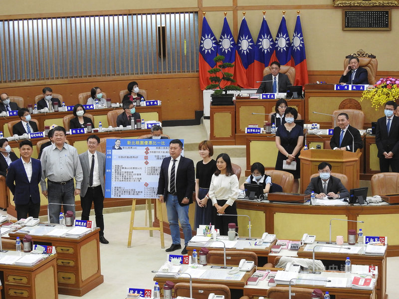 新北市議會24日進行市政總質詢,民進黨議員聯合質詢時一一比較北北桃在爭取三倍券商機所提的優惠,指出新北優惠最不給力,遠遜台北及桃園。中央社記者王鴻國攝109年6月24日