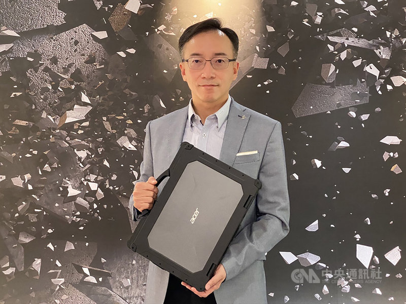 電腦品牌廠宏碁共同營運長高樹國24日接受媒體聯訪,並展示新發表的強固型筆電。中央社記者吳家豪攝 109年6月24日