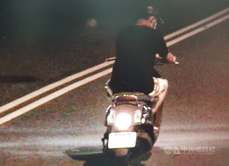 鄭姓男子23日晚間騎機車帶著一桶汽油，停在台中市警察局烏日分局前警用停車格旁，潑灑汽油後引燃，接著騎機車逃逸。警方調閱監視器循線將他逮捕，訊問後24日將他依法送辦。（翻攝照片）中央社記者蘇木春傳真　109年6月24日