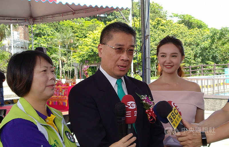 內政部長徐國勇(中)24日到基隆出席「希望之丘山城社區通廊系統建構計畫」開工典禮,面對媒體詢問釣魚台議題表示,「那是我們的主權,一定會堅守」。中央社記者王朝鈺攝 109年6月24日