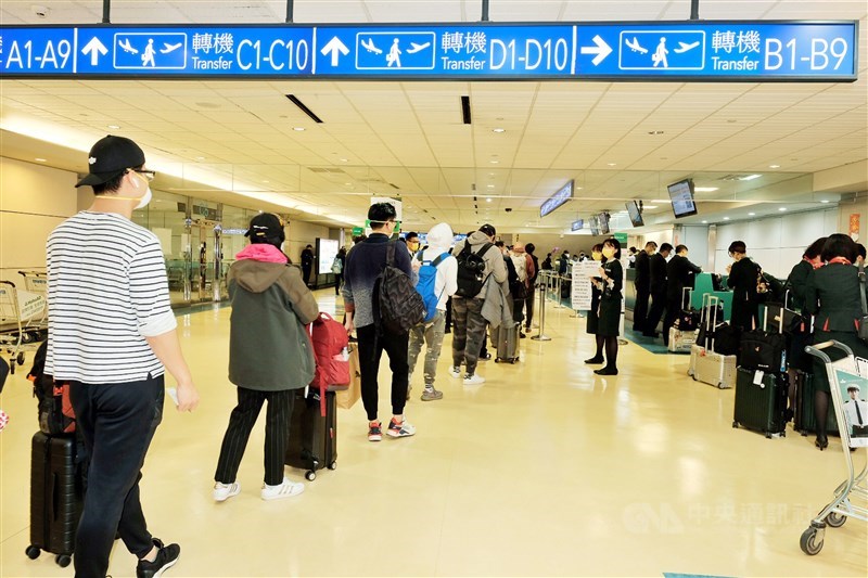 疫情指揮中心宣布,25日零時起開放桃園機場轉機,但排除疫情仍嚴峻的中國。(中央社檔案照片)