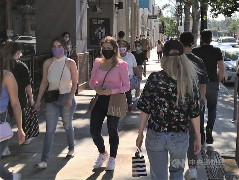 相較於疫情之前,美國街頭路人戴口罩的風氣日漸普及。中央社記者林宏翰洛杉磯攝 109年6月23日