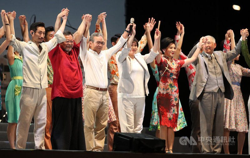 綠光劇團25日晚間在凱道演出「再會吧北投」端午限定版，吸引超過2萬名觀眾到場觀賞，導演吳念真（前左3）感性地說：「我們被你們鼓舞了，因為這是綠光劇團疫情結束後第一次演出。」中央社記者張新偉攝　109年6月25日