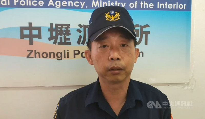鐵路警察局台北分局中壢派出所長呂俊雄(圖)25日表示,39歲古姓男子在台鐵103次自強號列車上疑似說要殺「全車旅客」,有人立即向列車長反映,也有人也透過網路社群貼文。列車停靠台鐵中壢站後,鐵路警察立即上車將男子帶離。(中壢派出所提供)中央社記者邱俊欽桃園傳真 109年6月25日
