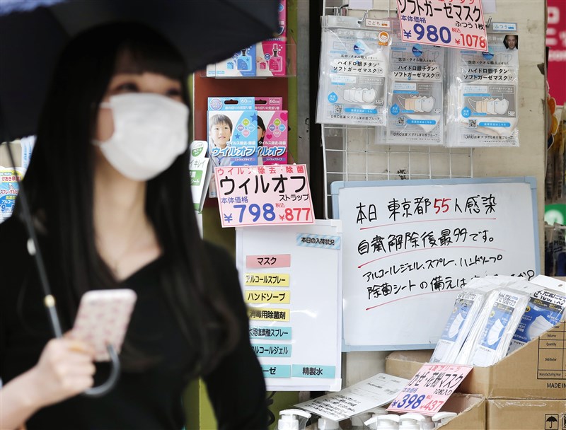 日本武漢肺炎疫情最嚴重的東京都24日新增55人確診,是自大型連休期間的5月5日以來再度出現單日確診超過50人。圖為東京新宿藥妝店在門口掛白板寫上疫情最新情況。(共同社提供)