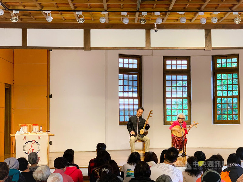 公視台語台推出新節目「寶島大舞台」,推廣台語表演藝術,說唱國寶楊秀卿(右)與弟子儲見智(左)領軍微笑唸歌團重現賣藥表演橋段。(公視台語台提供)中央社 109年6月26日
