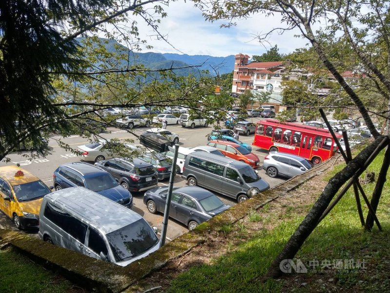 端午連假26日進入第2天,前往南投清境農場及合歡山的遊客增加,其中清境農場的停車場都客滿。(南投縣警察局提供)中央社記者吳哲豪傳真 109年6月26日