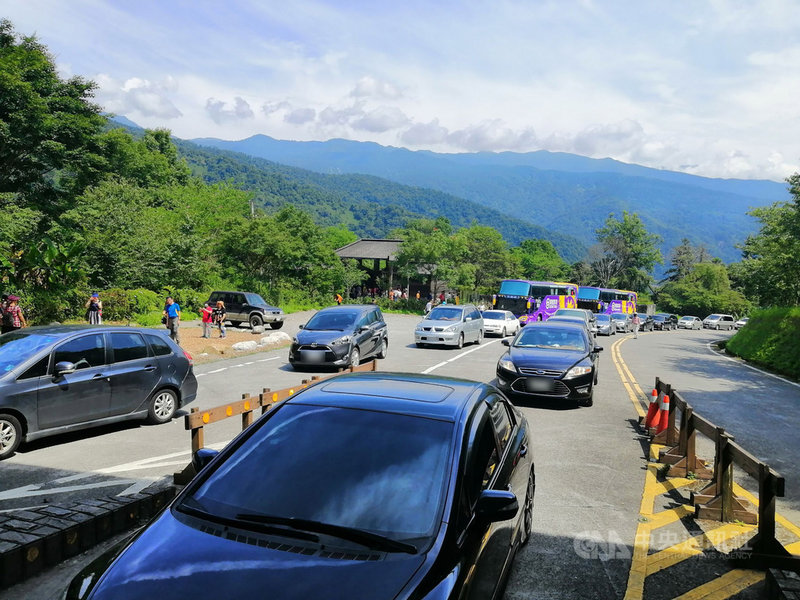海拔約1900公尺的宜蘭太平山國家森林遊樂區，26日至少吸引5200名遊客上山避暑，成為今年二二八連假後，入園遊客最多的一次，入口前車陣一度排成長龍。（林務局羅東林管處提供）中央社記者沈如峰宜蘭縣傳真　109年6月26日