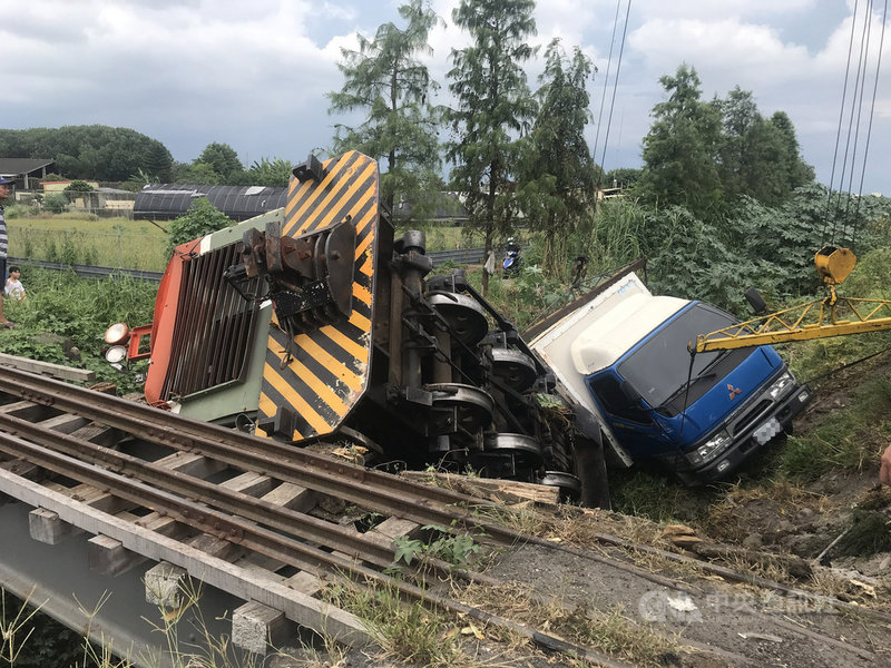彰化溪湖26日發生糖廠小火車與小貨車相撞車禍,一輛小貨車行經東螺溪堤岸道路時疑未禮讓,穿越平交道時撞上小火車,導致火車頭與貨車都翻覆到一旁溝渠;確切車禍原因仍有待調查釐清。中央社記者吳哲豪彰化攝 109年6月26日