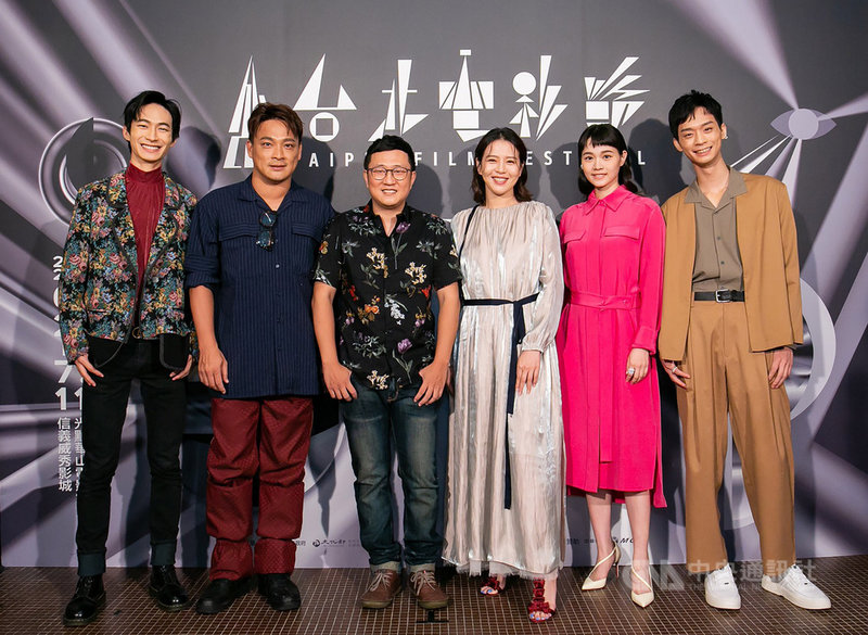 電影「惡之畫」26日晚間在2020台北電影節舉辦世界首映,導演陳永錤(左3)率主要演員黃河(左起)、東明相、林志謙(右起)王真琳、劉品言出席。(台北電影節提供)中央社記者王心妤傳真 109年6月26日