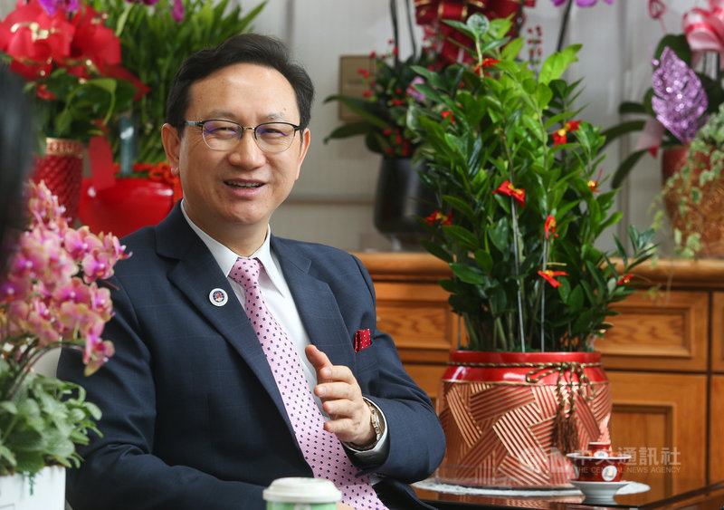 僑委會委員長童振源為僑務訂下:運用新科技與模式擴大服務全球僑民、深化全球僑民與台灣在各領域的連結及合作、協助全球僑民在僑居地深耕發展、匯聚全球僑民能量壯大台灣等4大目標。中央社記者謝佳璋攝 109年6月26日