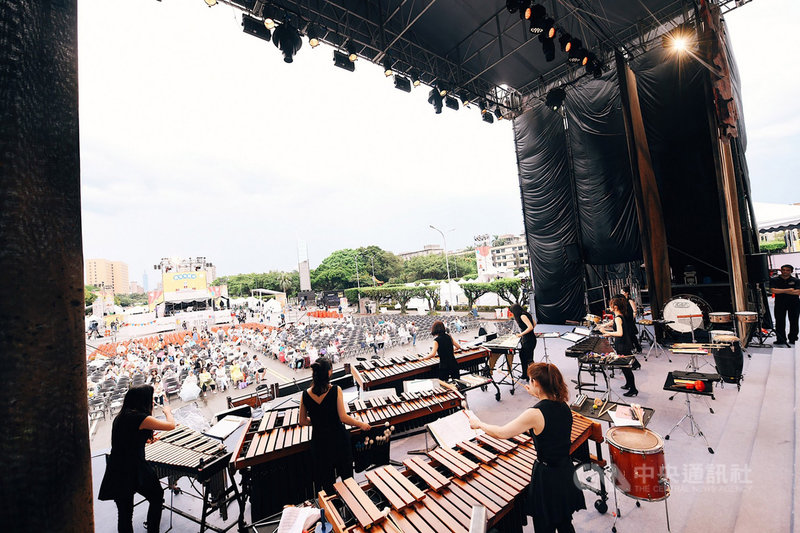 凱道藝文大匯演活動第2天,26日午後台北多區陸續下起大雨,朱宗慶打擊樂團雨中開場,所幸民眾沒被雨勢逼退,穿著雨衣台下欣賞,享受久違的藝文饗宴。(中華文化總會提供)中央社記者鄭景雯傳真 109年6月26日