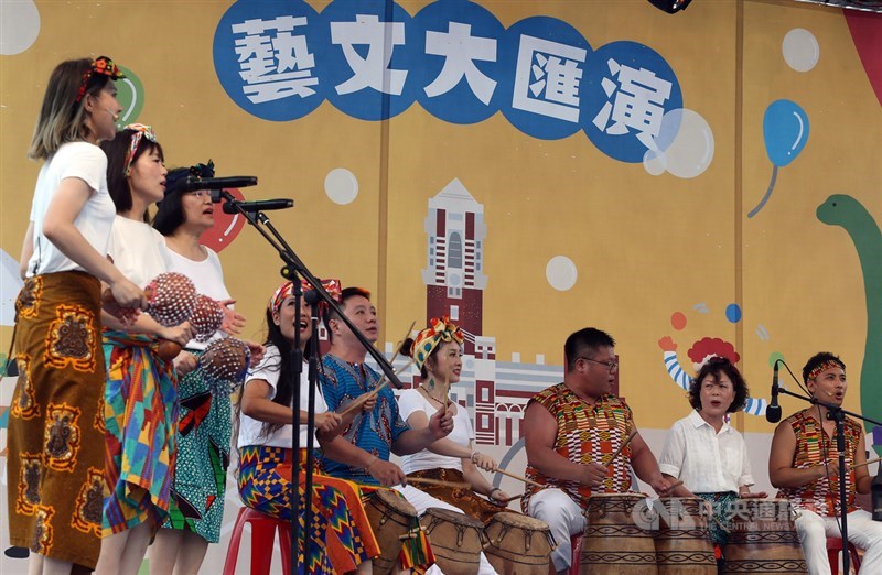 「端午謝平安 藝文大匯演」系列活動26日持續在府前凱道展開,這也是台灣防疫解禁後,藝文團隊難得有大型戶外演出機會,吸引民眾到場享受久違的藝文表演。中央社記者郭日曉攝 109年6月26日