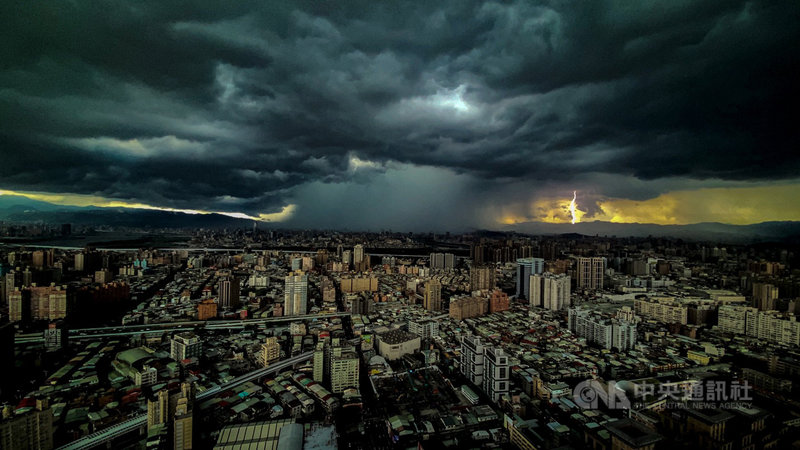 台北午後出現雨瀑畫面驚人 影 生活 重點新聞 中央社cna