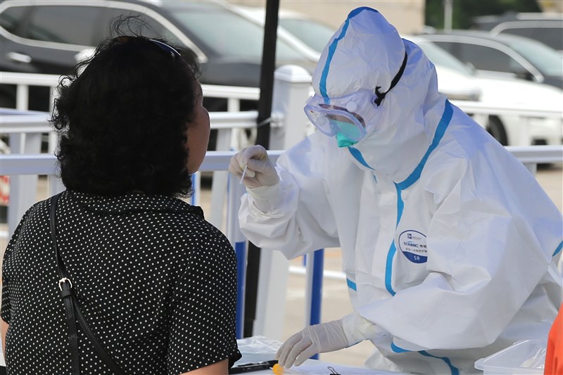 北京市海淀區一對夫婦日前確診武漢肺炎,但兩人都未曾到過這波疫情爆發點新發地市場,也無相關接觸史。圖為北京加強對市民核酸檢測。(中新社提供)
