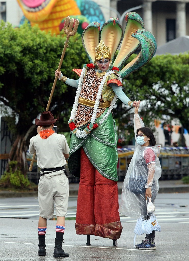 中華文化總會攜手文化部在總統府前凱道舉辦「端午謝平安,藝文大匯演」系列活動,26日各舞台都有優秀藝文團隊演出,廣場上還有街頭藝人與民同樂。中央社記者郭日曉攝 109年6月26日