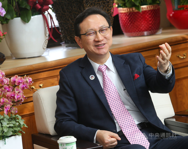 僑委會委員長童振源提出「僑委會扮演槓桿支點」與「建立單一聯絡窗口和整合平台」等兩大戰略構想,盼打通天地線,匯聚僑胞能量壯大台灣。中央社記者謝佳璋攝 109年6月26日