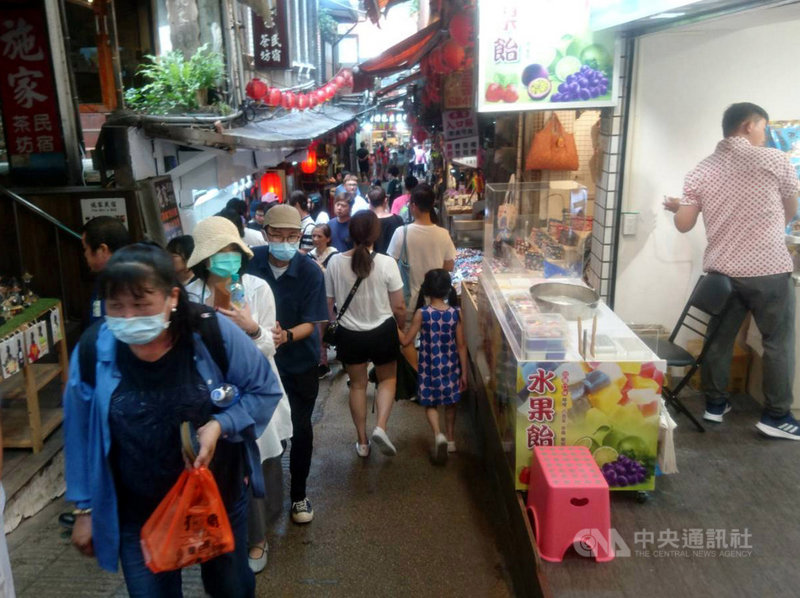 新北瑞芳九份山城觀光知名度高,連假第3天27日的遊客不減,不少人前往開心逛老街、嚐小吃,感受山城魅力。(新北市觀旅局提供)中央社記者黃旭昇新北市傳真 109年6月27日