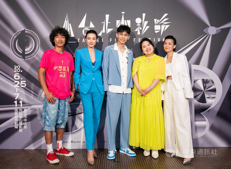 導演林立書(左)執導電影「破處」27日晚間在2020台北電影節舉行世界首映,林立書率主要演員曾珮瑜(左2)、郭文頤(大文)(右2)、楊懿軒(中)、睦媄(右)出席。(台北電影節提供)中央社記者王心妤傳真 109年6月27日