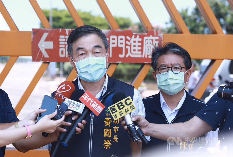 台中市副市長黃國榮(左)27日率隊到台中火力發電廠稽查發電情形後表示,將搜集完備資料及累積數據,最高可裁罰2000萬元及函送法辦。(台中市政府提供)中央社記者郝雪卿傳真 109年6月27日