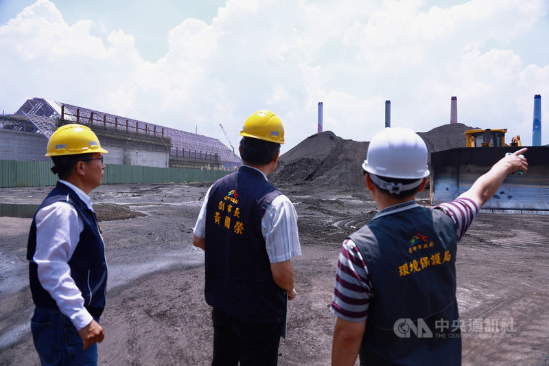 台中火力發電廠2號機組重啟被台中市政府撤銷操作許可證,台中市副市長黃國榮(中)27日率隊赴中火稽查,搜集相關資料及數據。(台中市政府提供)中央社記者郝雪卿傳真 109年6月27日