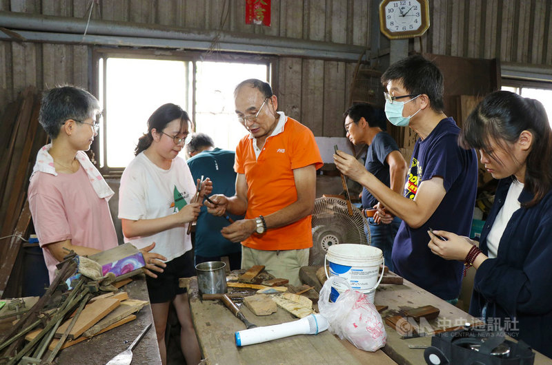 嘉義市文化局為傳承花板雕刻首度開設「欄間雕刻木作傳習工作坊」,由花板雕刻藝師陳佐民(中)親自教學,培育鑿花人才。(嘉義市政府提供) 中央社記者姜宜菁傳真 109年6月27日