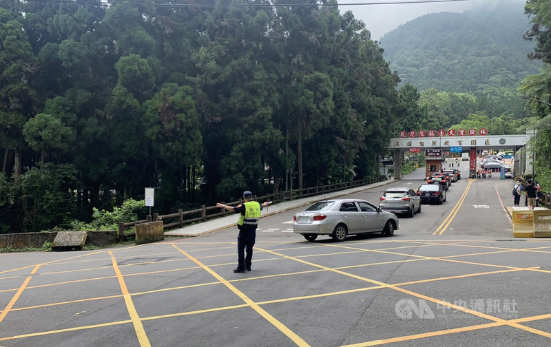 端午連假來到第3天,南投縣溪頭、合歡山、清境、日月潭等景點27日仍有出遊潮,其中溪頭假日車多已是常態,這次連假更是塞爆,警方增派人力到場疏導交通。(竹山警分局提供)中央社記者蕭博陽南投縣傳真 109年6月27日