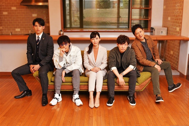 綾野剛(左2)和星野源(右2)睽違2年再度合作的新戲MIU404,兩人化身警視廳熱血刑警,邊鬥嘴邊破案,被網友笑封為「雙野CP」。(圖取自twitter.com/miu404_tbs)
