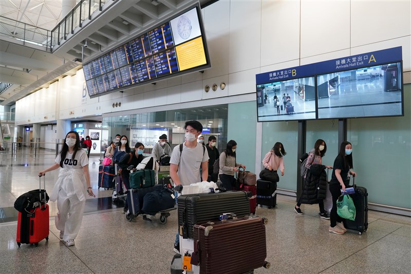 中國為防範境內疫情,嚴格限制外來航班,許多僑民與留學生回不了家,心情愈來愈複雜。圖為3月一批已從境外返回中國的留學生。(檔案照片/中新社提供)