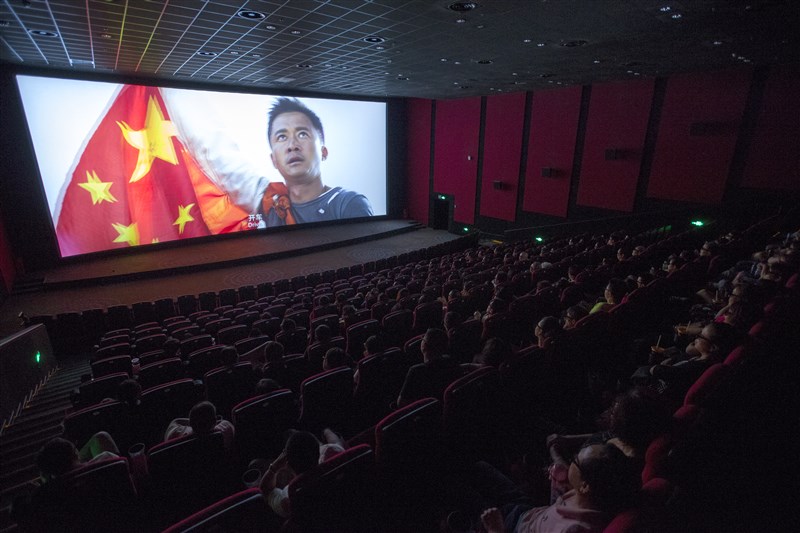 中國學生多成長於改革開放時代,他們在嚴格的審查制度和日益強勢的愛國主義宣傳中長大,像「戰狼2」這樣的電影激勵了許許多多的中國年輕人。圖為2017年8月「戰狼2」在中國上映。(檔案照片/中新社提供)