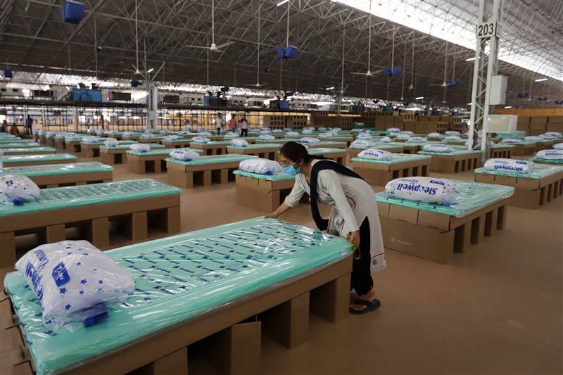印度當局27日通報,過去24小時境內新增超過1萬7000起武漢肺炎確診病例,全國累計確診數已經衝破50萬例。圖為新德里臨時野戰醫院內設置1萬張病床。(安納杜魯新聞社提供)