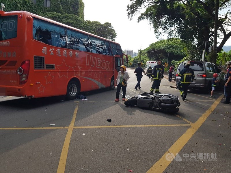 台北市仰德大道一段27日下午一輛遊覽車與自小客車和機車發生車禍意外,造成7人分別受傷送醫。(民眾提供)中央社記者劉建邦傳真 109年6月27日