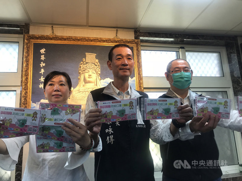 苗栗縣通霄鎮拱天宮7月5日起駕到雲林縣北港朝天宮進香,北港朝天宮董事長蔡咏鍀(中)28日受訪表示,防疫不鬆懈,呼籲媽祖隨香人員做好防疫,萬泰集團捐贈的口罩將會在定點發放。中央社記者姜宜菁攝 109年6月28日