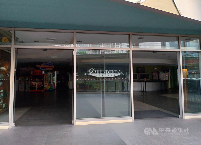 菲律賓武漢肺炎疫情延燒,購物商場內的電影院仍處於停業狀態。圖為22日電影院內部一片漆黑。中央社記者陳妍君馬尼拉攝 109年6月28日