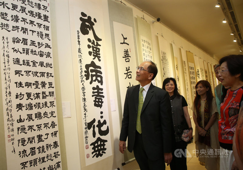 立法院長游錫堃（左）28日到國父紀念館參觀中華書道學會庚子年會員展，仔細觀賞展出的書法作品。中央社記者鄭傑文攝　109年6月28日
