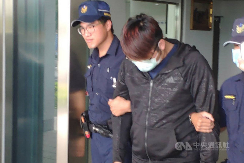 台南市一名4歲女童約2週前疑遭繼父管教時被熱水燙傷,加上延誤就醫,導致傷勢嚴重。台南地檢署28日晚間指出,檢察官訊問女童繼父(左2)後,向法院聲請羈押禁見。中央社記者楊思瑞攝 109年6月28日