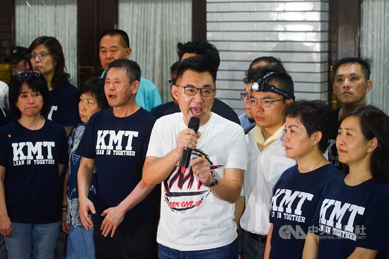國民黨立法院黨團為反對監察院長提名人陳菊的人事案,28日破門占據立法院議場,國民黨主席江啟臣(前中)晚間現身議場外發表談話,要求總統蔡英文撤換陳菊。中央社記者王騰毅攝 109年6月28日