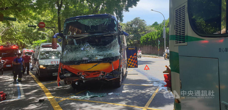端午連假最後一天,台北市陽明山公車總站附近28日中午發生遊覽車追撞公車意外,造成24人受傷送醫,初步排除2名駕駛有酒駕,詳細肇事原因仍待釐清。(民眾提供)中央社記者黃麗芸傳真 109年6月28日
