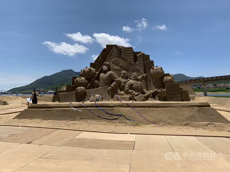 2020國際福隆沙雕藝術季5月底登場,防疫國家隊的沙雕原先有戴口罩,29日由交通部長林佳龍、衛生福利部長陳時中一同將口罩摘除,象徵安心旅遊。中央社記者葉臻攝 109年6月29日