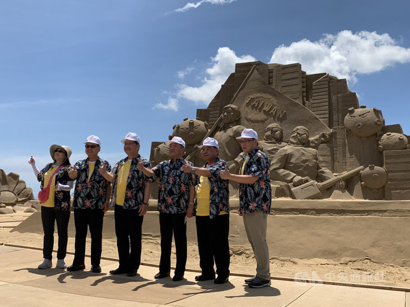 2020國際福隆沙雕藝術季以「巨人的夢遊世界」為主題,自5月30日舉辦至今,參觀人次已突破6萬人,交通部長林佳龍(左3)與衛生福利部長陳時中(右3)29日在防疫國家隊的沙雕前比讚合影。中央社記者葉臻攝 109年6月29日