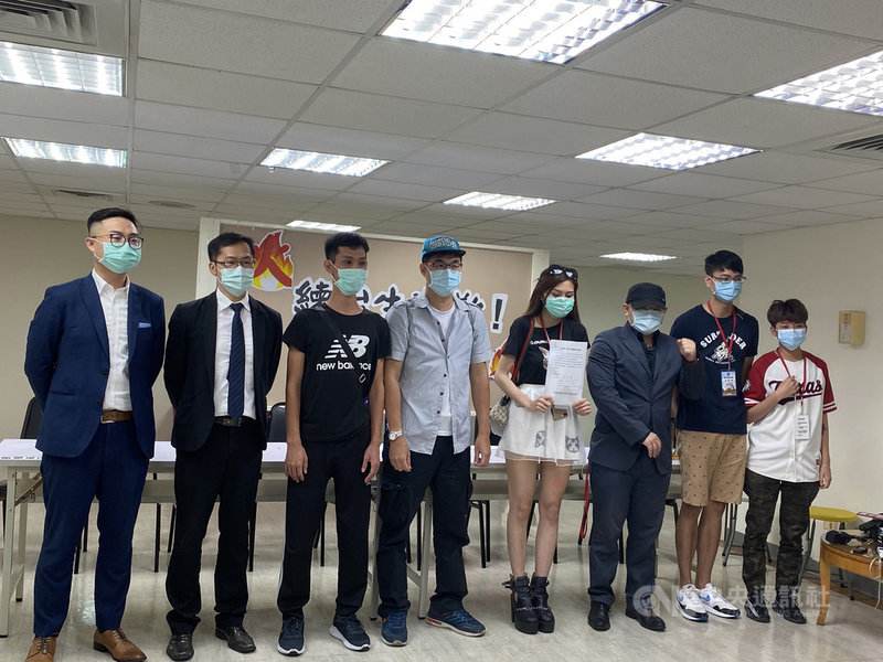 錢櫃林森店大火釀多人死傷。多名自救會成員29日說,災後逾2個月,業者仍毫無誠意和致歉,台北市政府也無積極作為,將提團體訴訟和啟動國賠程序。中央社記者黃麗芸攝 109年6月29日