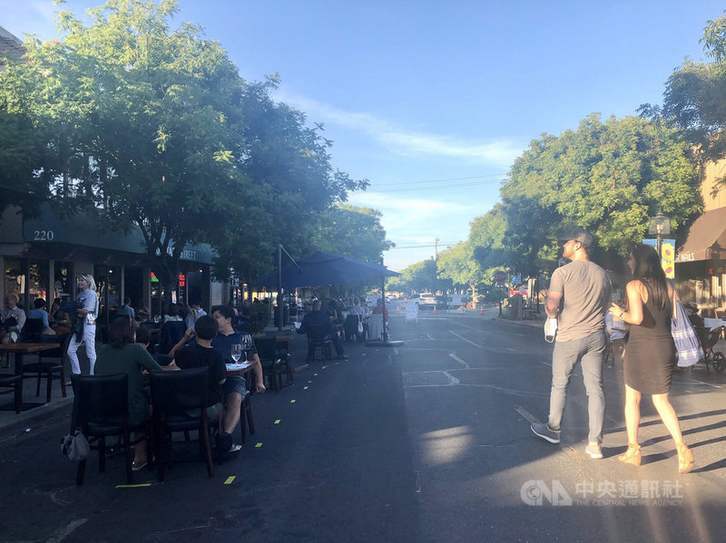 加州對武漢肺炎疫情開了又關,雖開放戶外用餐,但針對部分地區如洛杉磯,則在美西時間28日宣布禁止酒吧開放。圖為109年6月19日舊金山矽谷封閉街道,讓民眾戶外用餐一景。中央社記者周世惠舊金山攝 109年6月29日