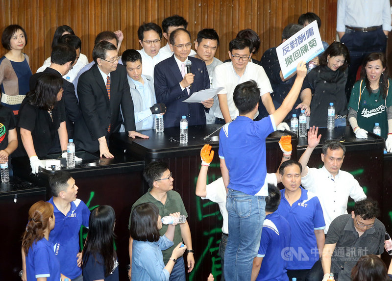 國民黨立委28日突襲占據立法院議場,民進黨立委29日突圍進入議場,雙方爆發推擠衝突,民進黨立委以人數優勢強力排除,約1小時搶回主席台主導權;立法院長游錫堃(中,持麥克風者)順利站上主席台。中央社記者鄭傑文攝 109年6月29日