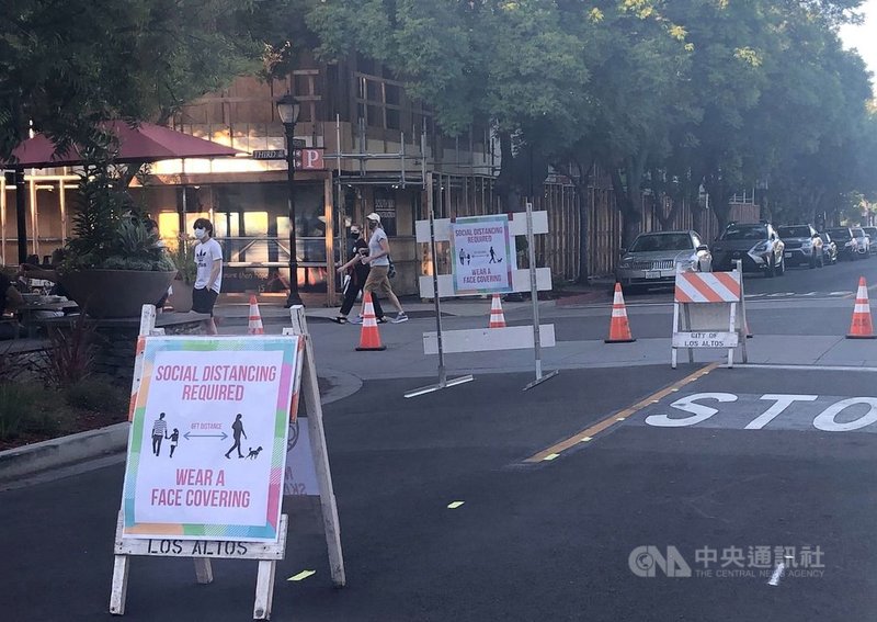 加州政府在6月18日宣布全州戴口罩的防疫命令,所有加州人出入公共場合或在高風險的情境必須戴口罩。圖為109年6月19日舊金山矽谷宣導戴口罩一景。中央社記者周世惠舊金山攝 109年6月29日