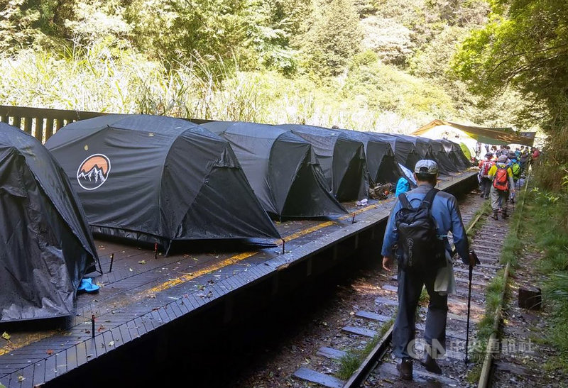 阿里山秘境林鐵眠月線因保留原始景觀成為登山熱門路線,湧入許多遊客也衍生環境衛生問題;嘉義林管處說,每週將整理環境,並評估設大型貓坑(生態廁所)。圖為登山客在眠月線塔山站月台紮營。(嘉義林管處提供)中央社記者黃國芳傳真 109年6月29日