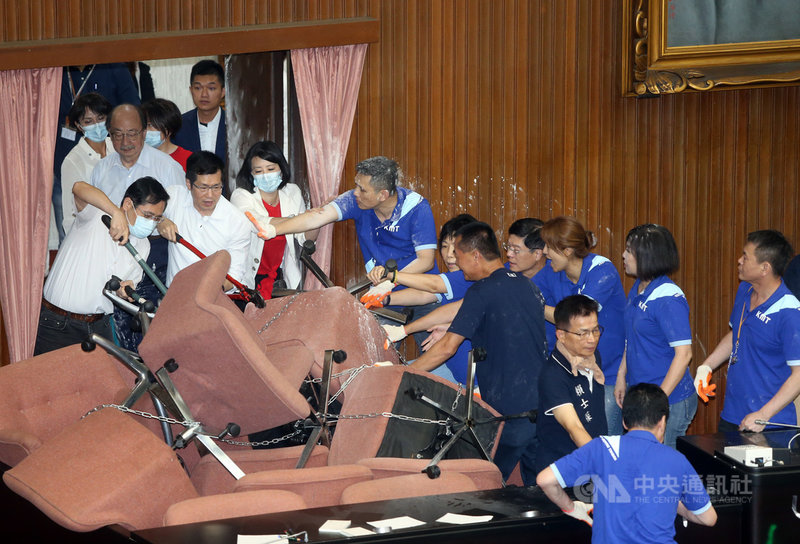 國民黨立委29日持續占領立法院議場,民進黨立委上午11時10分,以油壓剪剪開主席台後方通道鐵鍊,開門後攻入議場。中央社記者鄭傑文攝 109年6月29日