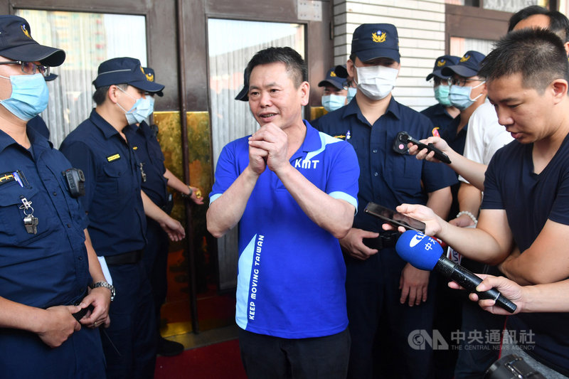 國民黨立法院黨團抗議總統提名陳菊出任監察院長,28日破門占據立院議場。截至29日上午7點,藍委仍持續占領議場,已超過12小時,國民黨團總召林為洲(中)上午受訪表示,抗爭行動沒有設定時程,可能超過3天3夜。中央社記者林俊耀攝 109年6月29日